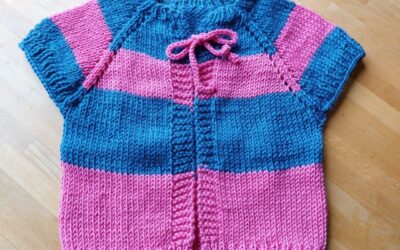 Cardigan bambina ai ferri Top-Down: un modello senza maniche di Sofia!